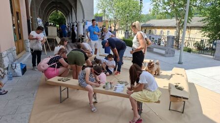 Kamne so barvali otroci različnih starosti (1)